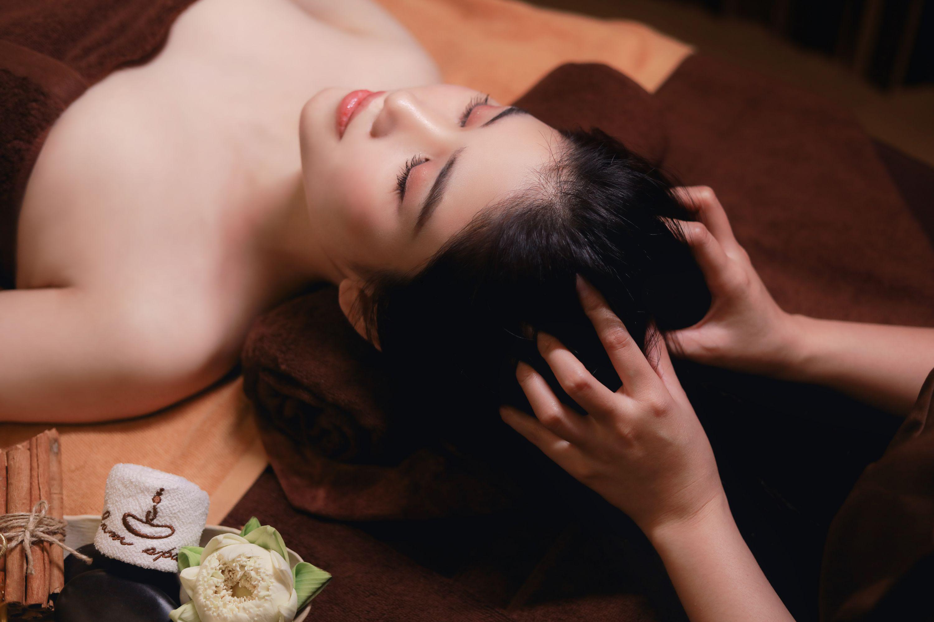 Massage-bam-hu yet-Lac-tien-t ri-lieu-mat-ng u-kinh-nien.jp g
