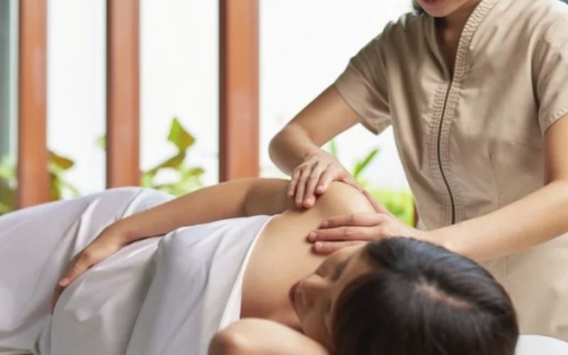 Bầu massage cổ vai gáy được không?