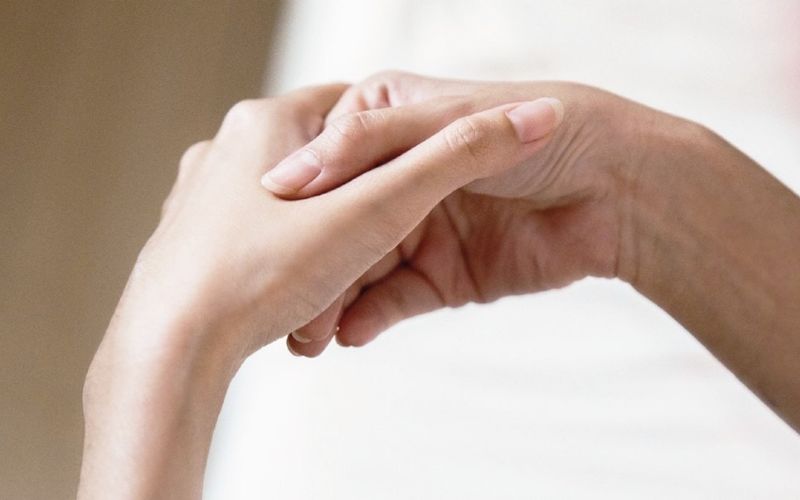 Là phương pháp tác động lực tay lên các huyệt