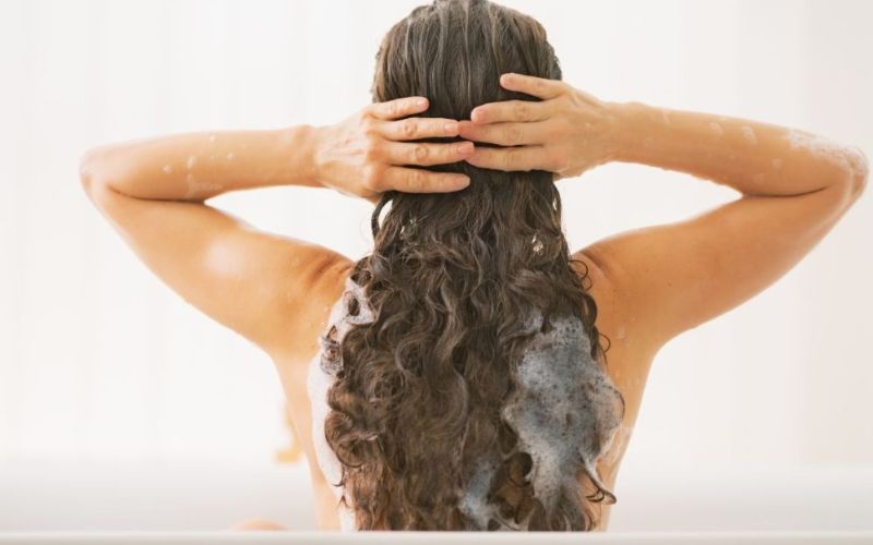 Không nên gội đầu sau 9h tối