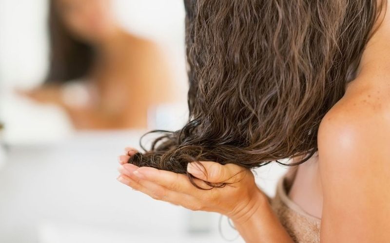 Gội đầu 9h tối không tốt cho sức khỏe