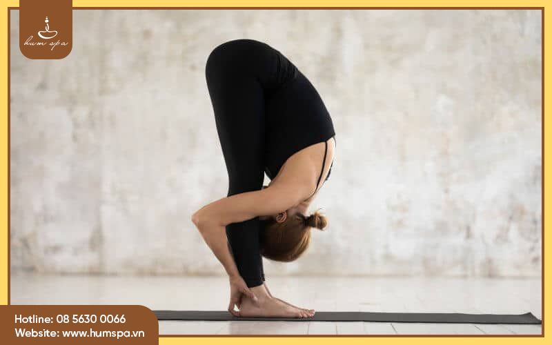 Tư thế giãn cơ lưng đúng gập người