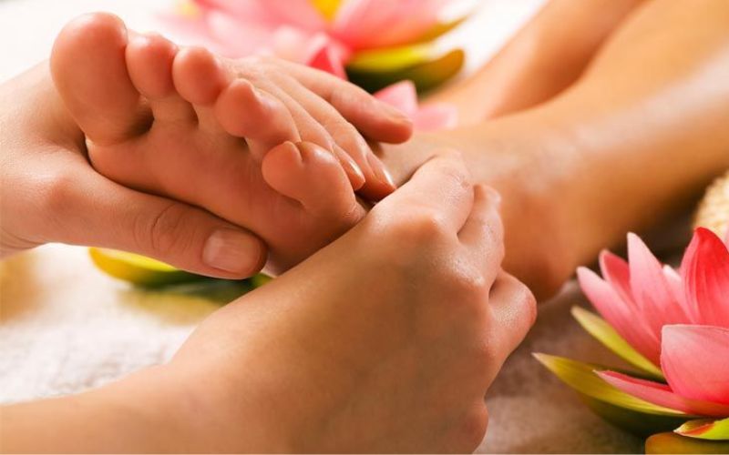 Massage chân Kiều Vũ