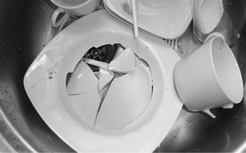 Không làm vỡ bát, đĩa, gương hoặc đồ dùng trong nhà