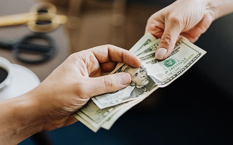 Không vay mượn, trả nợ hoặc nhắc đến chuyện tiền nong