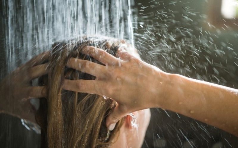 Gội đầu đối với tóc khô