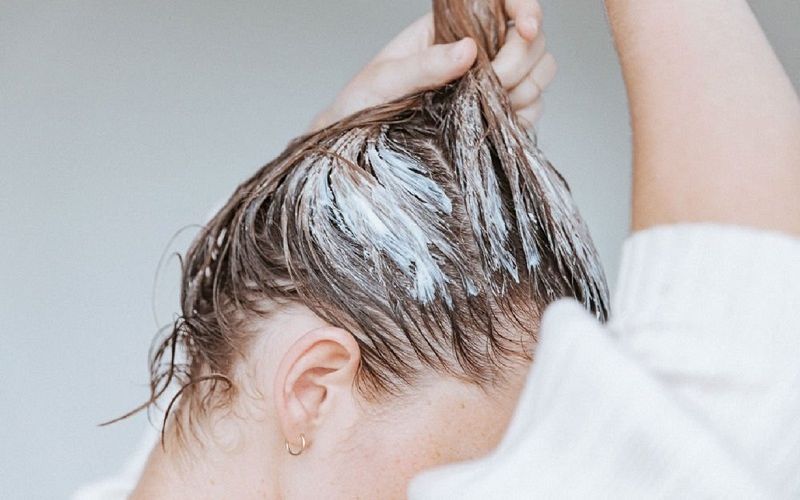 Thoa kem ủ lên tóc