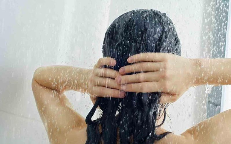 Xả tóc bằng nước sạch