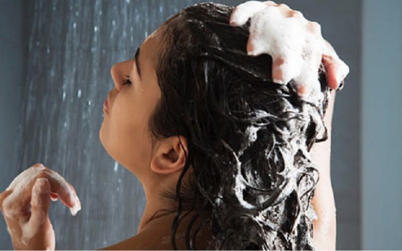 Xả tóc với nước ấm