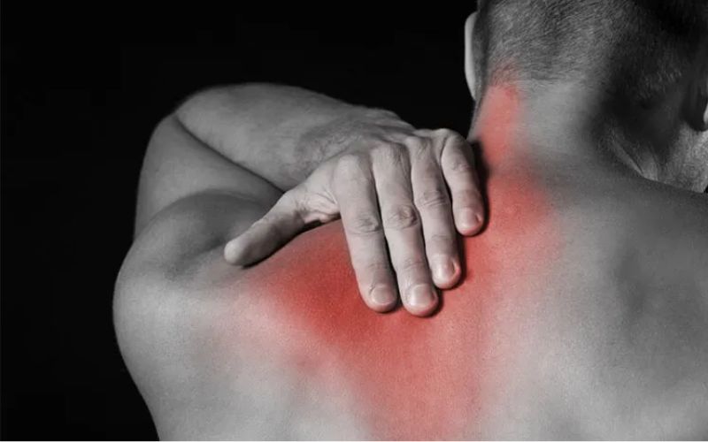 Ngủ dậy bị đau bả vai có nghuy hiểm hay không còn phụ thuộc vào tình trạng đau như thế nào