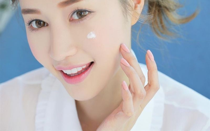 Dưỡng ẩm sau khi rửa mặt